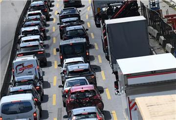Autos und Lastkraftwagen stauen sich auf der Autobahn