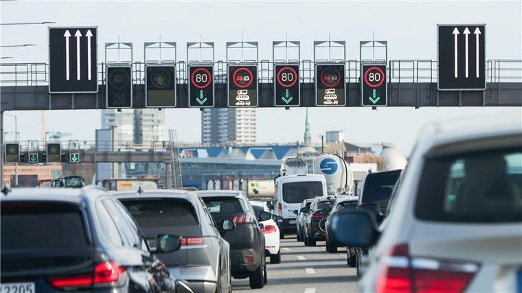 Der ADAC rechnet zum Ferienbeginn auf den Autobahnen im Nordwesten mit viel Verkehr. (Symbolfoto)
