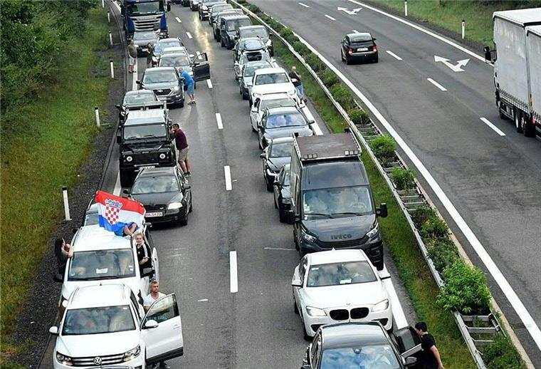 Der ADAC warnt Reisende vor einem erhöhten Stauaufkommen am Wochenende. Der Beginn der Sommerferien im Süden und das Ende der Ferien im Norden der Republik sind der Grund für das erhöhte Staurisiko.
