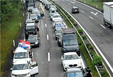 Der ADAC warnt Reisende vor einem erhöhten Stauaufkommen am Wochenende. Der Beginn der Sommerferien im Süden und das Ende der Ferien im Norden der Republik sind der Grund für das erhöhte Staurisiko.