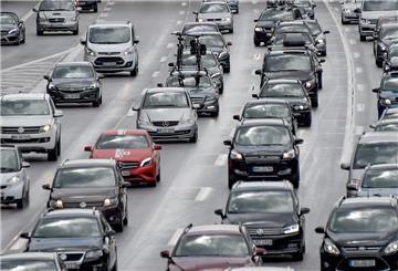 Der ADAC warnt vor Engpässen auf Hauptverkehrsrouten zum Ferienbeginn. 