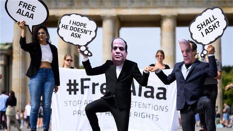 Der ägyptische Journalist Alaa Abd El-Fattah sitzt weiterhin in Haft, obwohl er seine Strafe schon verbüßt hat. (Archivbild)