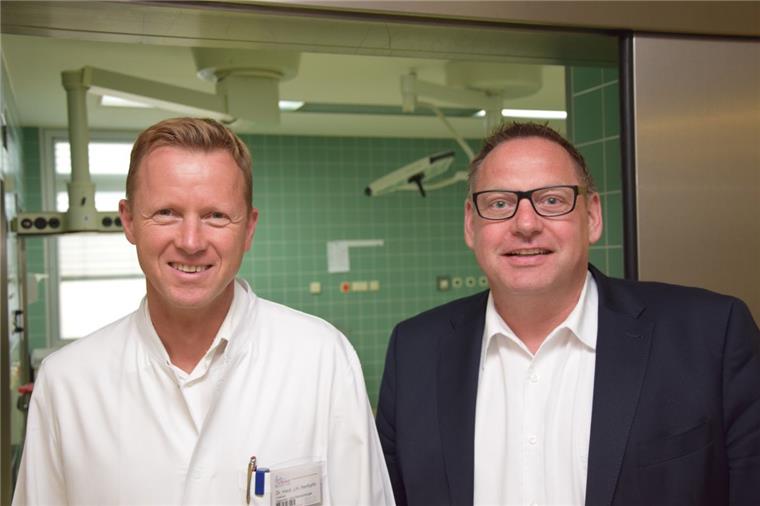 St.-Bernhard-Hospital erweitert die Kardiologie Der ärztliche Direktor des St.-Bernhard-Hospitals Dr. Jan Henrik Herrfurth (links) und Geschäftsführer Ingo Penner stehen vor dem Operationssaal, der zum modernen Herzkatheter-Labor umgebaut wird.