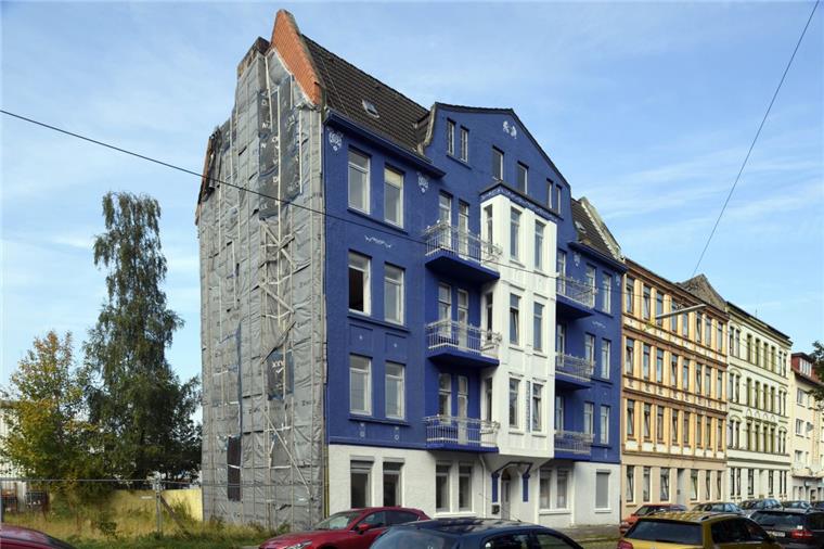 Außen blau, innen Bruch: In diesem Haus in Lehe herrscht Einsturzgefahr Der äußere Anblick täuscht, denn das blaue Haus in der Fritz-Reuter-Straße in Lehe ist im Innern total baufällig. Es soll abgerissen werden,doch die einzige Bewohnerin weigert sich auszuziehen.