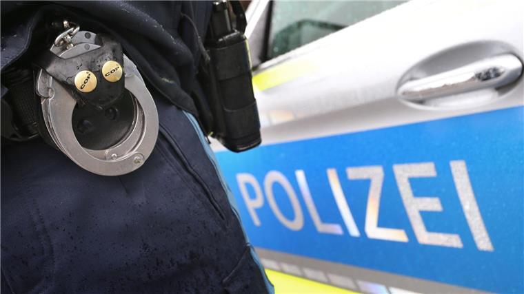 Mann zeigt Hitlergruß und landet in Polizeizelle Der aggressive Mann landet in einer Zelle. (Symbolbild)