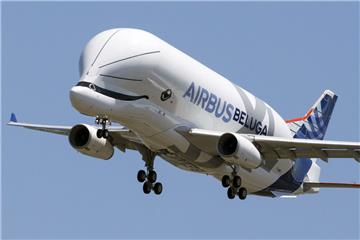 Der Airbus "BelugaXL" hat am Mittwoch die Produktionsstandorte von Airbus und Premium Aerotec in Norddeutschland überflogen.