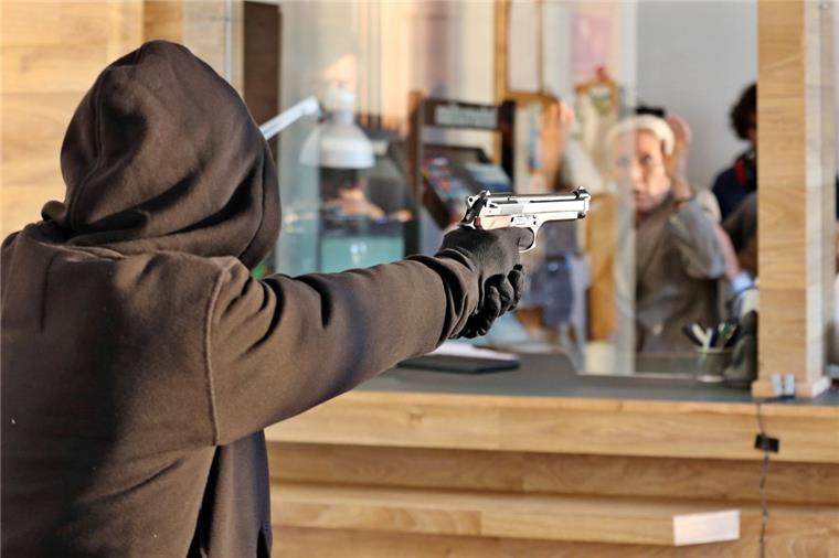 Timke über Zahl der Raubüberfälle beunruhigt Der Albtraum eines jeden Geschäftsinhabers: Ein bewaffneter Räuber – wie hier in einer Szene aus der Krimiserie „Tatort“ – verlangt Geld.