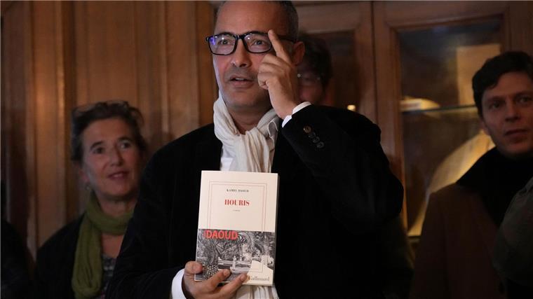 Prix Goncourt geht an Kamel Daoud Der algerisch-französische Schriftsteller Kamel Daoud, nachdem er am Montag in Paris im Restaurant Drouant mit dem Prix Goncourt, dem renommiertesten Literaturpreis Frankreichs, ausgezeichnet wurde.