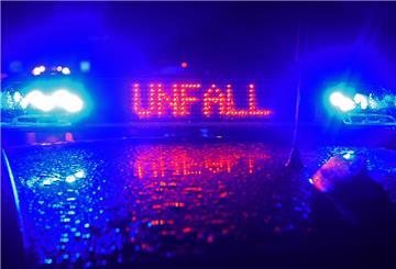 ARCHIV - 19.08.2019, Bayern, Leipheim: Polizei-Blaulicht bei Unfallaufnahme. (zu dpa: «Unfall mit fünf Fahrzeugen auf A63 - zwei Verletzte») Foto: Stefan Puchner/dpa +++ dpa-Bildfunk +++