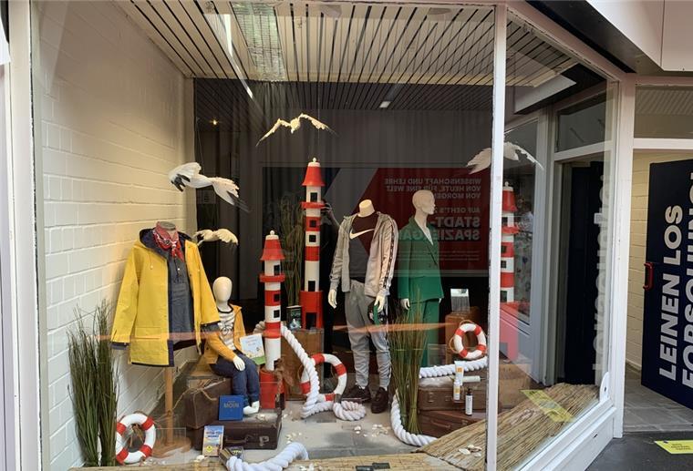 Bremerhaven: Onlinekauf beim Einkaufsbummel Ein Schaufenster mit ausgestellten Waren.