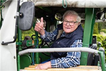 Der als "Deutz-Willi" bekannte Rentner Winfried Langner in seinem Traktor.