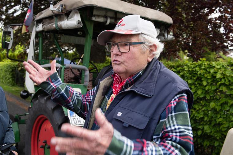 "Deutz Willi" (83) will mit seinem Traktor nach Schottland Der als "Deutz-Willi" bekannte Rentner Winfried Langner steht vor der Abfahrt an seinem Traktor. Er will mit seinem Deutz-Traktor Baujahr 1961 und seinem kleinen Wohnwagen nach Schottland.