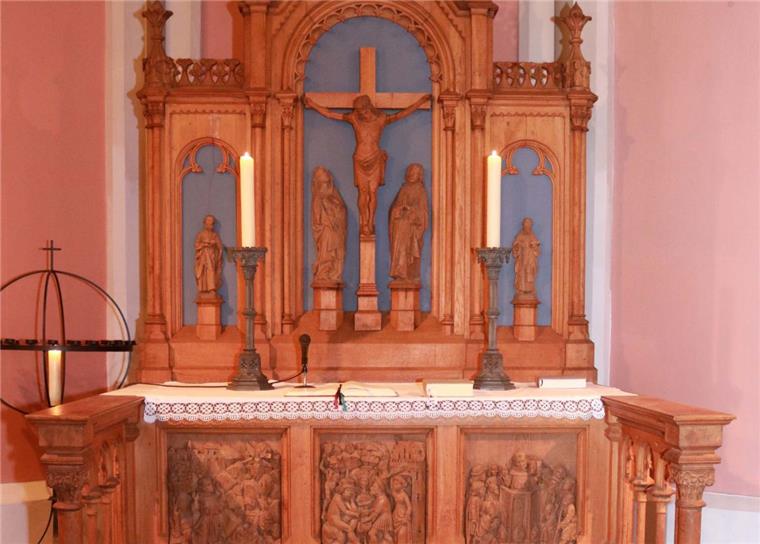 Uthlede: In der Kirche schlummern Kunstschätze Der Altar in der Uthleder Sankt-Nicolai-Kirche enthält bedeutenden Schnitzwerke wie Maria und Johannes unter dem Kreuz von Jesus, flankiert von zwei Aposteln an der Rückwand und drei bedeutenden Reliefs an der Frontseite des Altartisches.