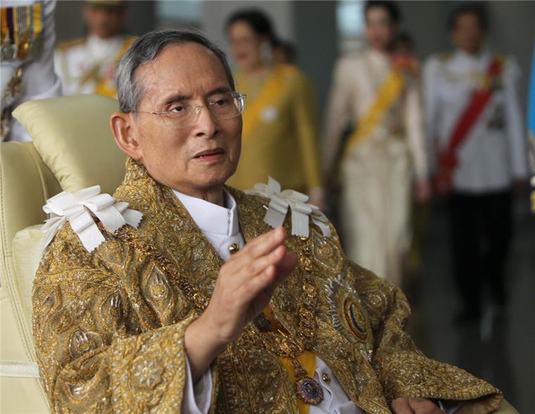 Bhumibol: Der am längsten amtierende Monarch der Welt ist tot Der am längsten regierende Monarch der Welt ist tot: Der thailändische König Bhumibol starb im Alter von 88 Jahren in einem Krankenhaus.