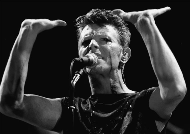 David Bowie ist tot Der amerikanische Rockmusiker David Bowie während seines Konzertes 1983 in der Frankfurter Festhalle. Bowie ist am Morgen des 11. Januar 2016 im Alter von 69 Jahren gestorben.