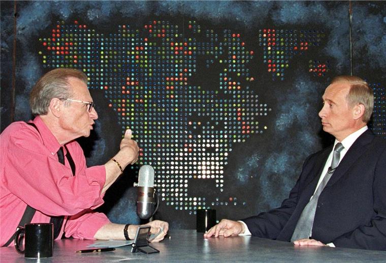 Legendärer Talkshow-Moderator Larry King ist tot Der amerikanische Talkshow-Moderator Larry King (links) unterhält sich im Jahr 2000 in seiner CNN-Show „Larry King Live“ mit dem russischen Präsidenten Wladimir Putin. King sei im Alter von 87 Jahren gestorben, berichtete der Nachrichtensender CNN unter Berufung auf seinen Sohn.