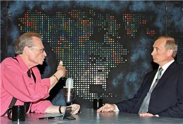 Der amerikanische Talkshow-Moderator Larry King (links) unterhält sich im Jahr 2000 in seiner CNN-Show „Larry King Live“ mit dem russischen Präsidenten Wladimir Putin. King sei im Alter von 87 Jahren gestorben, berichtete der Nachrichtensender CNN unter Berufung auf seinen Sohn. 