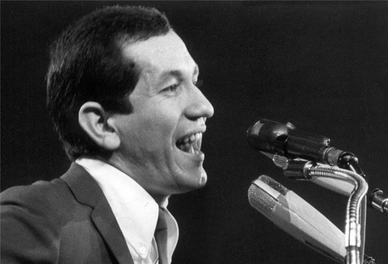 Der amerikanischer Pop- und Latino-Musiker Trini Lopez, hier während eines Auftritts im Jahr 1964 in Berlin, ist tot.