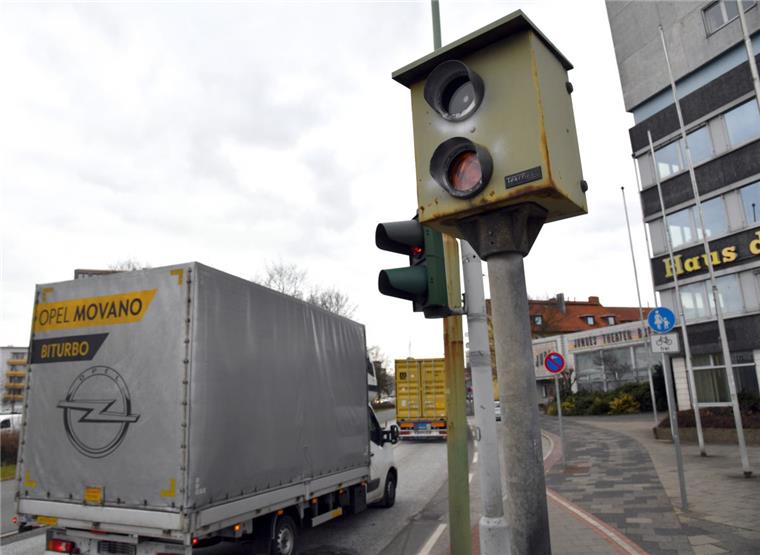 Der Ampelblitzer am Elbinger Platz ist zwar vom gleichen Typ wie die abgeschalteten in Niedersachsen, aber in Bremerhaven seien sie ordnungsgemäß verbaut worden, erklärt das Ordnungsamt.