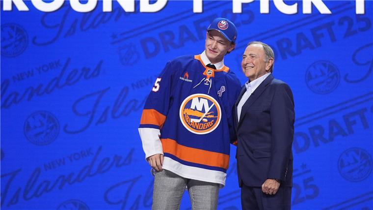 17-jähriger Verteidiger als Erster im NHL-Draft ausgewählt Der an Nummer eins im Draft ausgewählte Matthew Schaefer (l) und NHL-Chef Gary Bettman