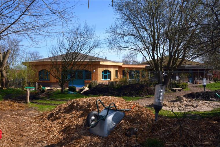 Stadt Geestland: Kitas platzen aus allen Nähten Der Anbau am Waldorfkindergarten in Langen, links zu sehen, wurde dem bestehenden Bau (rechts) optisch angepasst. Derzeit läuft der Feinschliff im Inneren der Kita und der Außenbereich muss noch gestaltet werden.