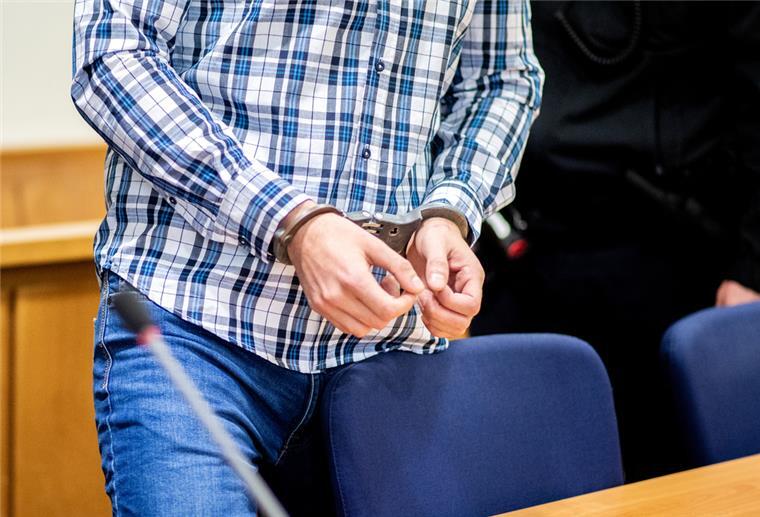 Mordprozess gegen Braker: Angeklagten tun Taten „unsagbar leid“ Der Angeklagte aus Brake kommt vor Prozessbeginn mit Handfesseln in einen Saal im Landgericht Oldenburg.