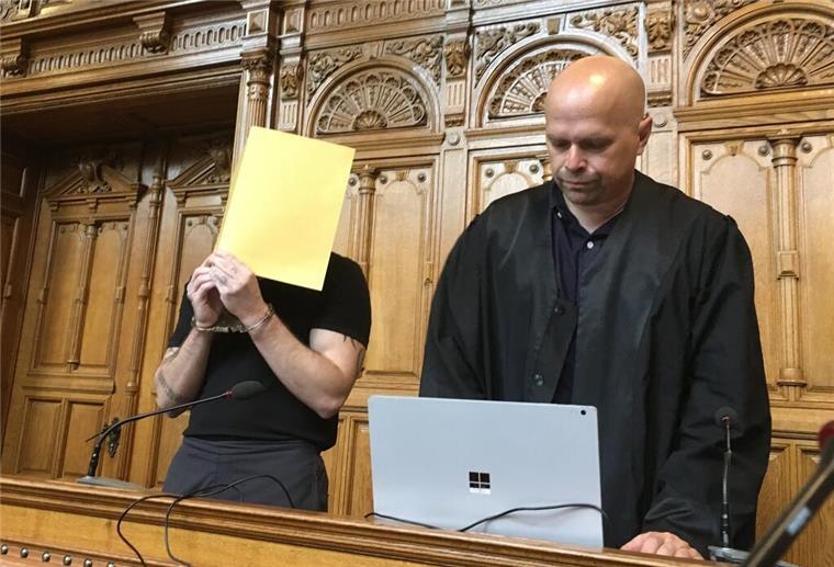 Der Angeklagte Enrico N. (links) ist zu einer langen Haftstrafe verurteilt worden.