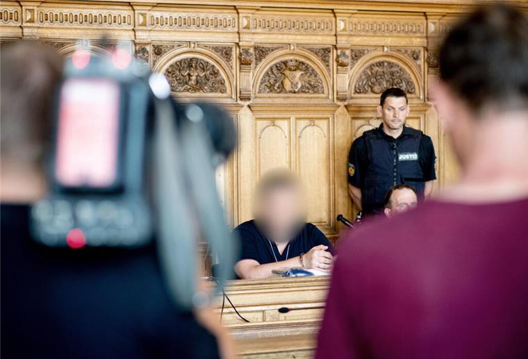 Mordprozess Ekaterina: Staatsanwalt trägt unerwartet Plädoyer vor Der Angeklagte fühlte sich am Donnerstag nicht wohl und wurde von einem Rechtsmediziner untersucht.