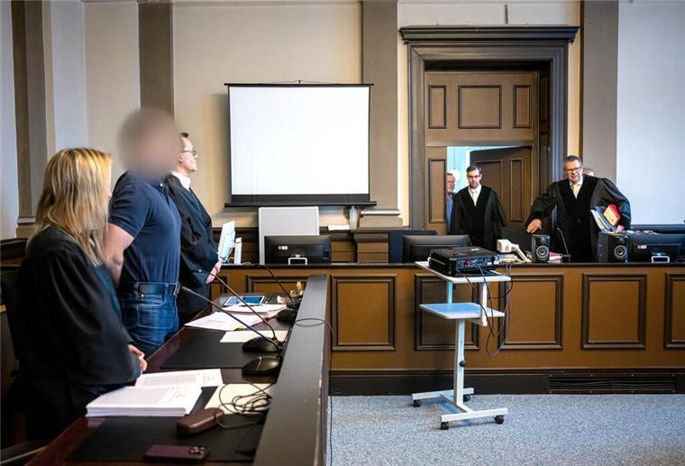 Prozess um vierfache Tötung in Scheeßel: Lebenslange Haft für Soldaten gefordert Soldat Prozess Gerichtssaal