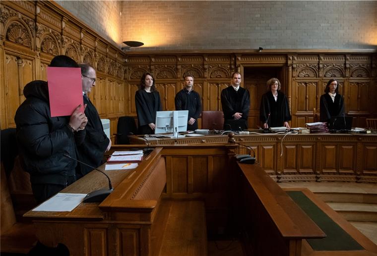 Bremerhaven: Siebeneinhalb Jahre wegen Mord an Autobesitzer Der Angeklagte im Prozess wegen Mordes steht im Gerichtssaal.