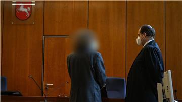 Der Angeklagte (l) steht neben seinem Verteidiger Gero Geißlreiter vor der Urteilsverkündung im Landgericht.