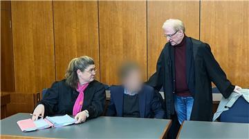 Der Angeklagte (M) nimmt zwischen seiner Verteidigerin Susanne Frangenberg und seinem Verteidiger Steffen Stern im Landgericht Göttingen Platz.