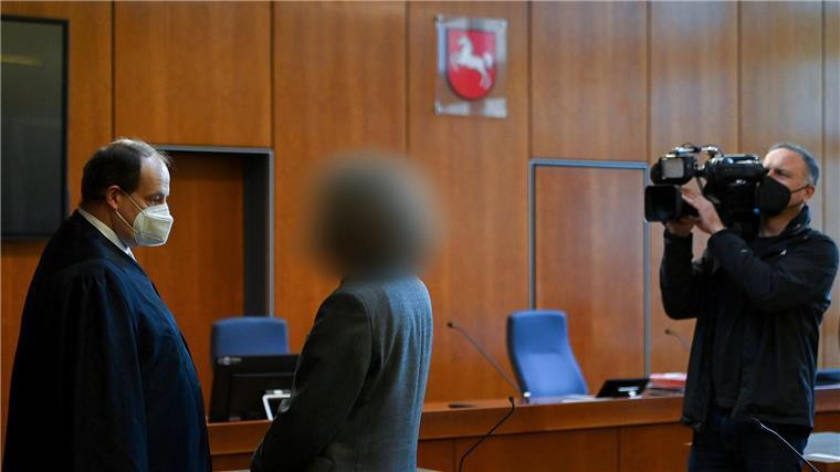 Strafe für Professor nach Misshandlung verschärft Der Angeklagte (M) steht neben seinem Verteidiger vor der Urteilsverkündung im ersten Prozess.