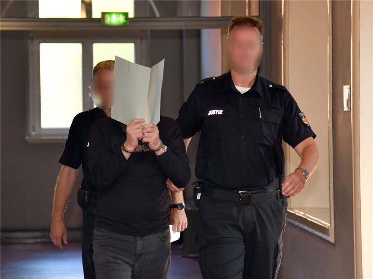 Der Angeklagte muss wegen sexuellen Kindesmissbrauchs insgesatm 3 Jahre und 6 Monate ins Gefängnis - vier Monate wurden ihm wegen der Prozessverzögerung erlassen.