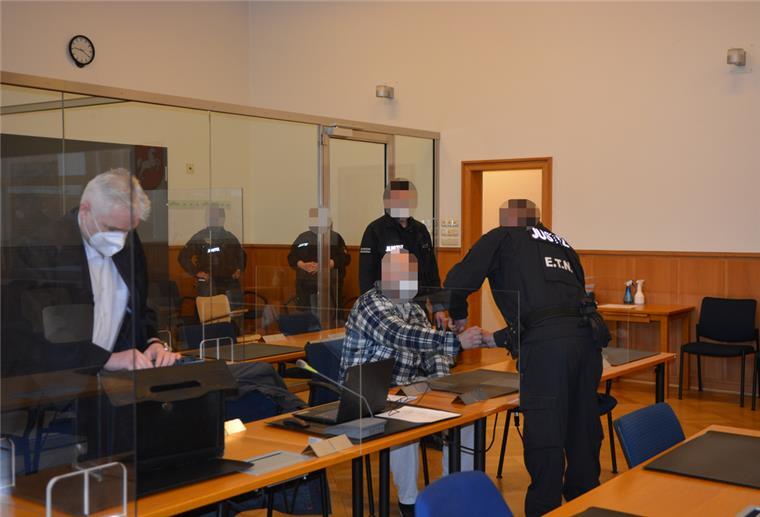 Prozess wegen Totschlags: Rechtsmediziner sagt aus Der Angeklagte (sitzend, Mitte) sitzt aktuell in Untersuchungshaft in der JVA Bremervörde und wird zu Prozesstagen deshalb in Handschellen vorgeführt.