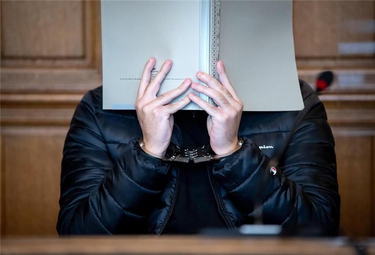 Urteil gegen Bremerhavener Armbrust-Schützen rechtskräftig Der Angeklagte sitzt vor Prozessbeginn im Gerichtssaal.