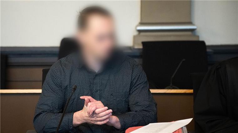 Ex-Frau verweigert Aussage im Prozess um Vierfach-Mord Der Angeklagte sitzt vor Prozessbeginn im Gerichtssaal im Landgericht Verden. Nun sollte seine Ex-Frau vor Gericht als Zeugin aussagen. (Archivfoto)