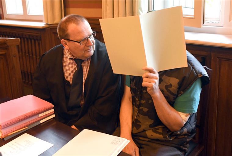 Der Angeklagte soll laut Staatsanwaltschaft wegen Missbrauchs an Kindern insgesamt fünf Jahre ins Gefängnis.