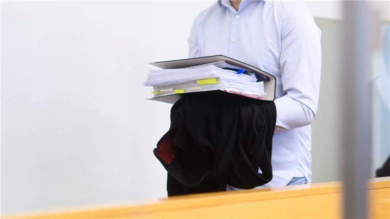 Der angeklagte Staatsanwalt betritt den Gerichtssaal. 