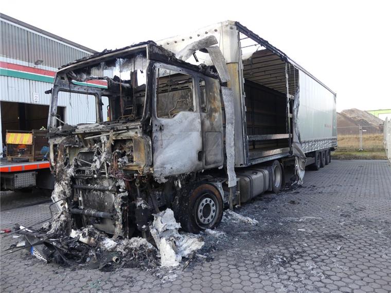 Der angezündete Lastwagen in Bremen-Gröpelingen brannte völlig aus.