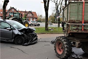 Der Anhänger hatte sich vom Trecker gelöst. Eine Autofahrerin konnte nicht mehr ausweichen. 