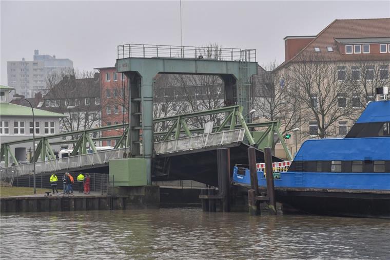 Anleger in Schieflage: Weserfähre Bremerhaven-Blexen fährt nicht Der Anleger der Weserfähre hat sich in Bremerhaven verzogen.