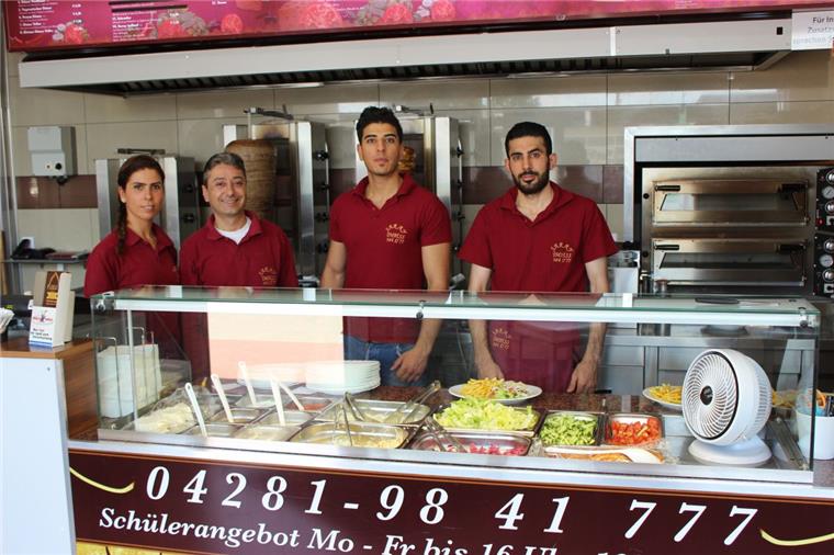 Ferienende in Zeven: Bäckerei und Döner-Imbiss erwarten Schüler-Ansturm Der Ansturm kann kommen. Im Saray Grill an der Bahnhofstraße ist die Mannschaft für die aufkommende Mehrarbeit nach den Ferien gewappnet. Die Salate und Saucen sind vorbereitet und die Dönerspieße drehen sich schon. „Ibo“ Deniz (Zweiter von links) und sein Team freuen sich schon darauf, dass heute die Schule wieder beginnt.