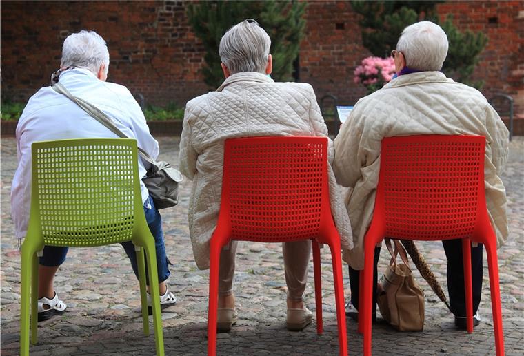 Bremerhaven: Drei neue Stellen für die Seniorentreffpunkte Der Anteil älterer Menschen in Bremerhaven wächst, und damit auch die Anforderungen an die Seniorenarbeit. Probleme wie Vereinsamung, Altersarmut und Integration sollen in einem neuen Konzept für die Seniorenbetreuung bedacht werden.