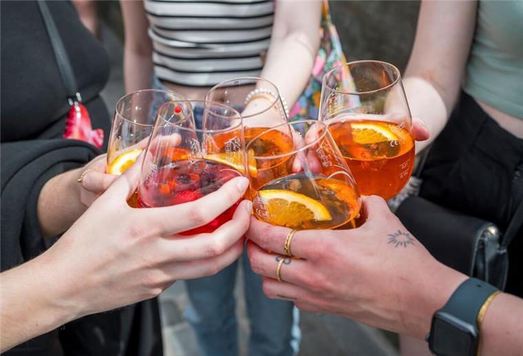 Gerücht aus dem Netz: Krebsgefahr durch Aperol Spritz? Der Aperol Spritz ist ein beliebter Sommerdrink.