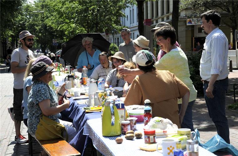 Straßenpicknick im Goethequartier Der Arbeitskreis ?Nachbarn? und die Quartiersmeisterei Lehe haben Straßenpicknick auf der Goethestraße organisiert.