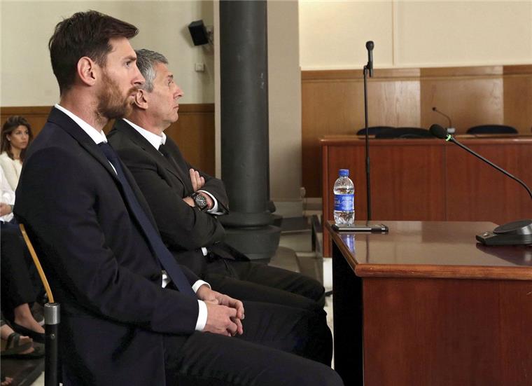 Der argentinische Fußball-Superstar Lionel Messi vom FC Barcelona und sein Vater sind im Steuerstrafverfahren zu jeweils 21 Monaten Haft verurteilt worden. 