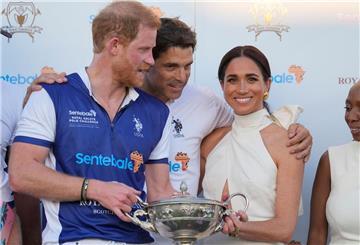 Der argentinische Profi-Polospieler Ignacio „Nacho“ Figueras (M) umarmt den britischen Prinzen Harry (l) und seine Frau Meghan Markle.