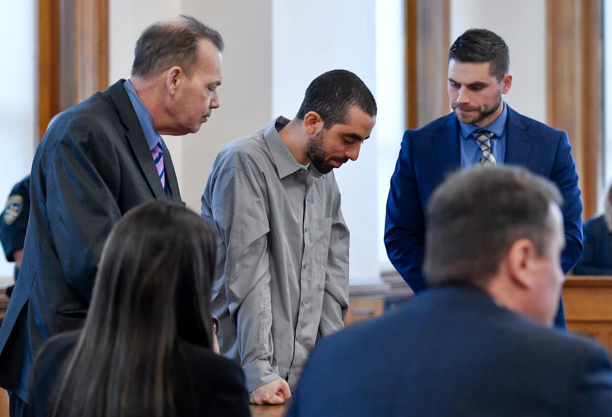 Autor Salman Rushdie kämpft weiter mit Folgen des Attentats Der Attentäter (Mitte) wurde in New York zu 25 Jahren Haft verurteilt. (Archivbild)