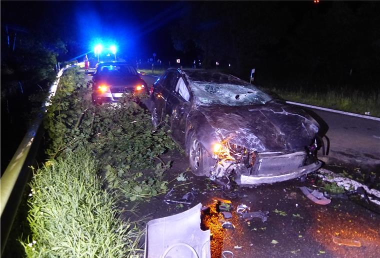 Polizei sucht Unfallfahrer - Hubschraubereinsatz Der Audi A3 wurde bei dem Unfall stark beschädigt.